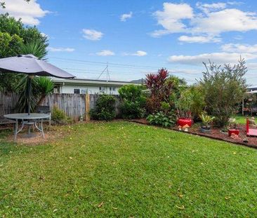 COMFORTABLE HOME WITH HUGE REAR YARD - Photo 4