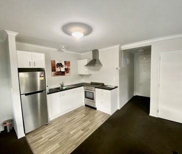 This beautiful and modern upstairs unit is just a 5-minute walk to ... - Photo 5