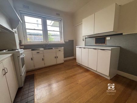 CHARMING & COMFORTABLE! - Photo 5