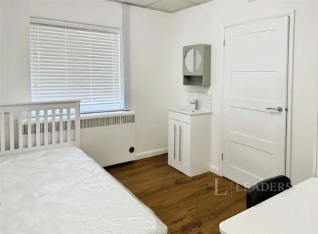 1 bedroom in a house share to rent - Photo 3