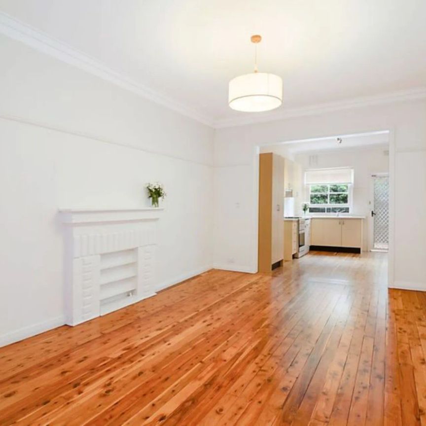 Freshly renovated 2 bedroom garden apartment - Photo 1