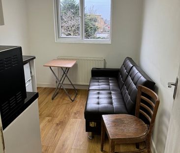 1 Bed Flat, New City Road, E13 - Photo 3