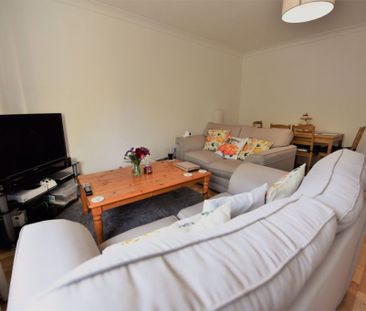 2 bedroom Flat in Ash Grove, Leeds - Photo 1