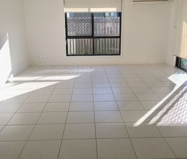 SPACIOUS DUPLEX IN PRIME LOCATION - Photo 3