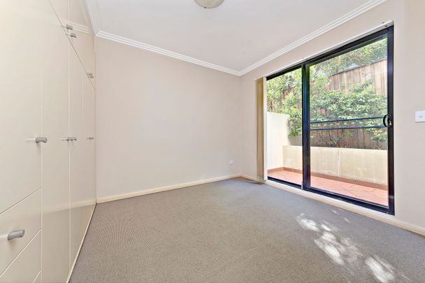 Oversized Ground-Floor Apartment with Large Courtyard in a Quiet Tree-Lined Street - Photo 1