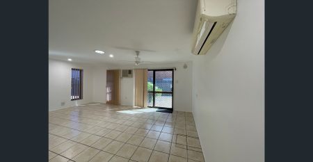 Lowset brick unit nice and handy to the city - Photo 2