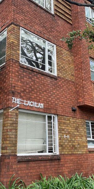 Studio apartment with leafy outlook - Photo 1