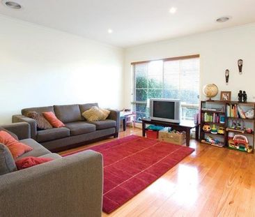 Stylish, Light-Filled Townhouse in Prime Lifestyle Location - Photo 5