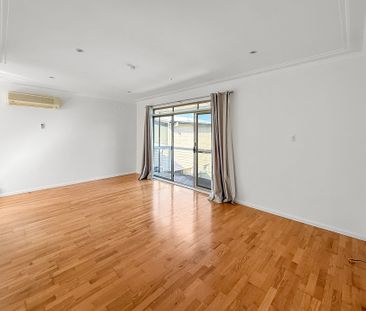 STUNNING LAKEVIEW LIVING - 3 BEDROOM HOME IN PRIME LOCATION - Photo 2