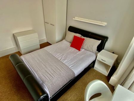 1 bedroom in a house share to rent - Photo 3