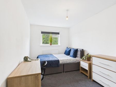 3 bedroom flat to rent - Photo 4