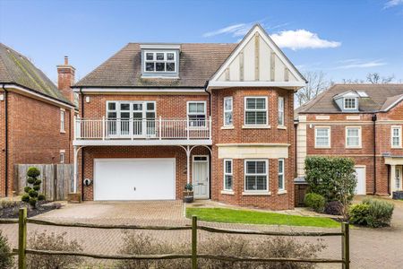 An outstanding detached family home in pristine condition located in a private gated development alongside Sunningdale Heath Golf Club. - Photo 3