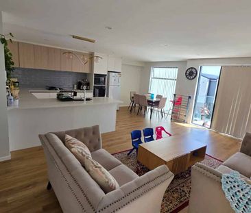 Modern Living in Millwater - Pet friendly - Photo 3