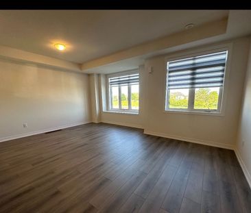 For Lease - 517 Dundas Street, Oakville, Ontario - Photo 4