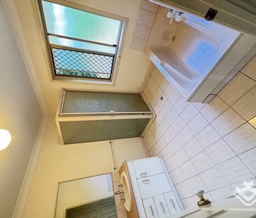 GREAT LOCATION AIR CONDITIONED TOWNHOUSE - Photo 1