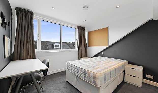 Modern 5-Bed Student Home with Double Bedrooms in a Great Location - Photo 1