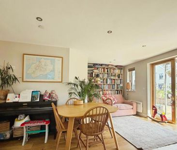 A well-presented two-bedroom ground floor apartment set within a hi... - Photo 1