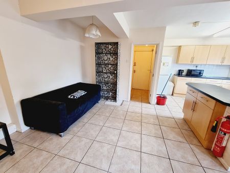 4 Bed Student Accommodation - Photo 2