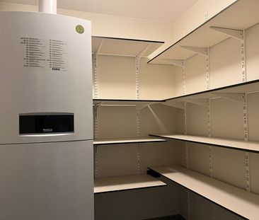 Modern Instapklaar duplex-app met 2 slpks, terras & afgesloten garage! - Photo 2