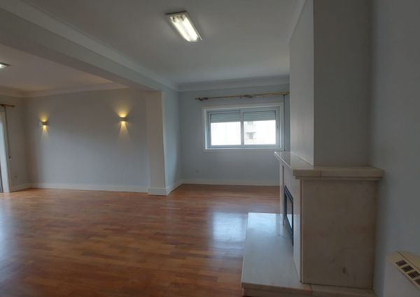 Apartamento T4 para Arrendamento com Garagem em zona prestigiada no Porto