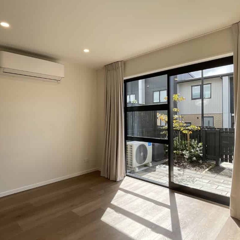 Modern 2 Bedrooms Low Maintenance - Photo 1