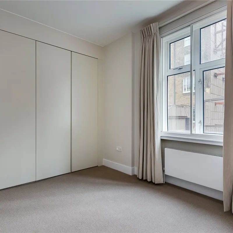 3 bedroom flat in 181 Sloane Street - Photo 1