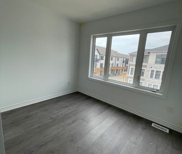 Townhouse For Lease | E7381108 - Photo 6