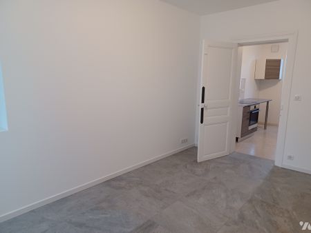 A 2 pas des commerces et à proximité de la gare de Bréval. Appartement de 2 pièces en duplex. - Photo 4