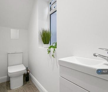4 bedroom semi-detached house to rent - Photo 5