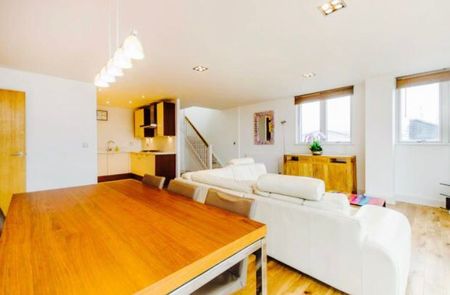 2 Bed Penthouse, Rayleigh Road, E16 - Photo 4