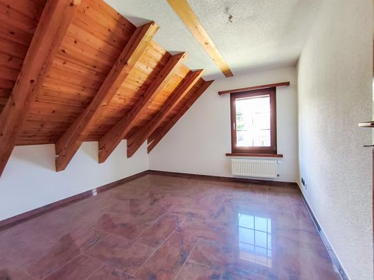 Grosszügige teilsanierte 3,5 Zi-Dachwohnung zu vermieten - Photo 1