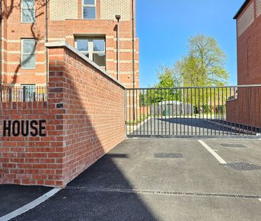 £1,350 PM · Laindon House, 1 Laindon Road, Manchester - Photo 1