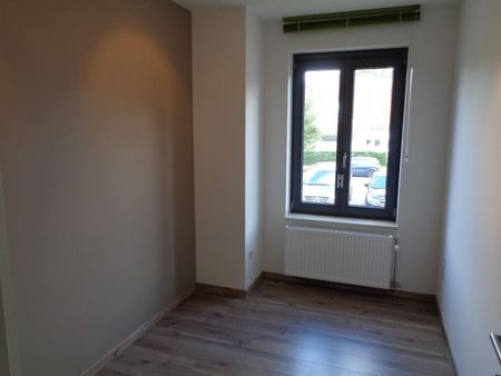 Recent (2012), ruim appartement op het gelijkvloers, ideaal gelegen vlakbij de Duitse School en op 1km van de Ring. - Photo 2