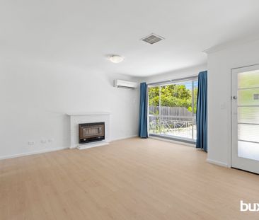 Fully Renovated bright, spacious family home with comfortable living - Photo 2