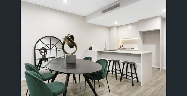 THREE BEDROOM APARTMENT WITH KITCHEN ISLAND, AMENITIES INCLUDED! AVAILABLE NOW, READY TO MOVE IN. - Photo 1