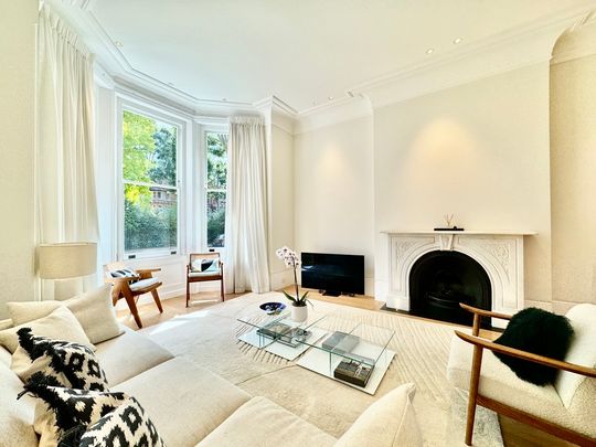 4 Bedroom Three Level Apartment, - Photo 1