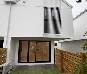 Exquisite Three-Bedroom Townhouse in Avondale - Photo 4