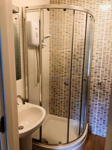 8 Bed House – Classic - Photo 4