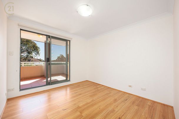 Spacious Apartment with Leafy Outlook &ast;&ast; Available 01&sol;10&sol;24 &ast;&ast; - Photo 1