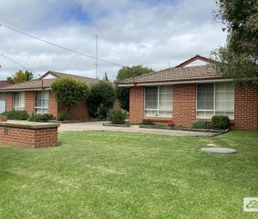 NEAT AS A PIN! - Photo 4