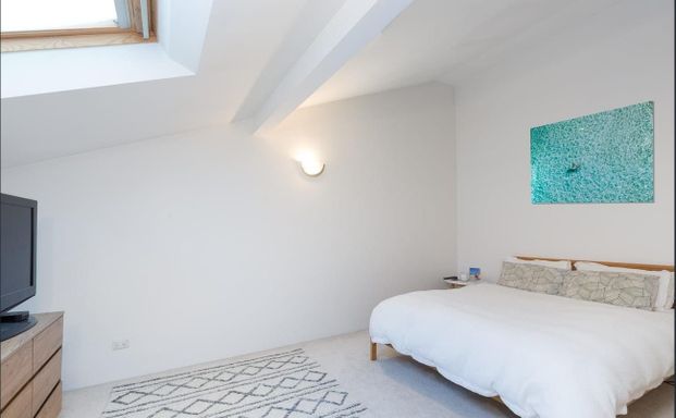 Modern one-bedroom loft-style apartment. - Photo 1