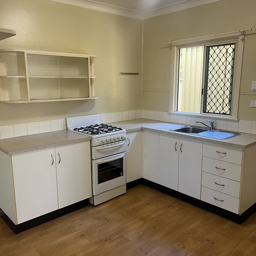 2/52 Eyre Street, North Ward - Photo 1
