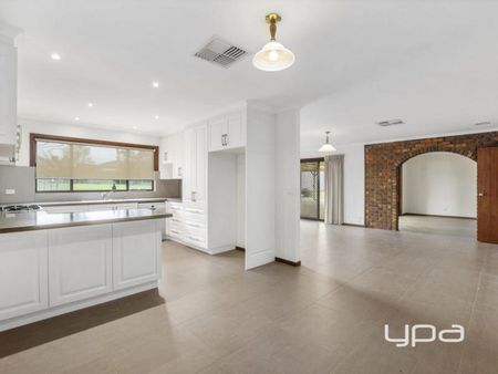 LARGE FAMILY HOME IN MADDINGLEY - Photo 2