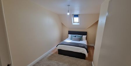 2 Bed Flat, Tooting High Street, SW17 - Photo 2