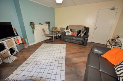 3 bedroom Flat in Flat 6, Leeds - Photo 2
