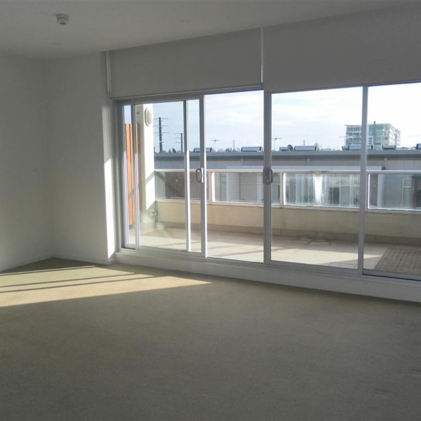 Modern Apartment in the Heart of New Port - Photo 1