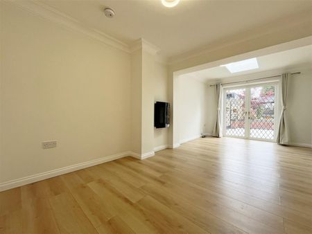 3 bedroom Semi-detached house to rent - Photo 2