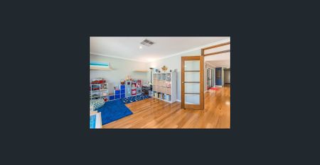 3 x 2 family home overlooking beautiful parklands - Photo 5