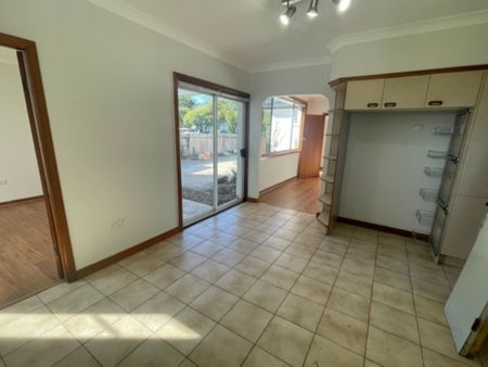 2 Bedroom Home - Great Location! - Photo 3