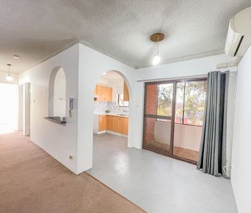 Spacious Two Bedroom Unit close to amenities - Photo 2